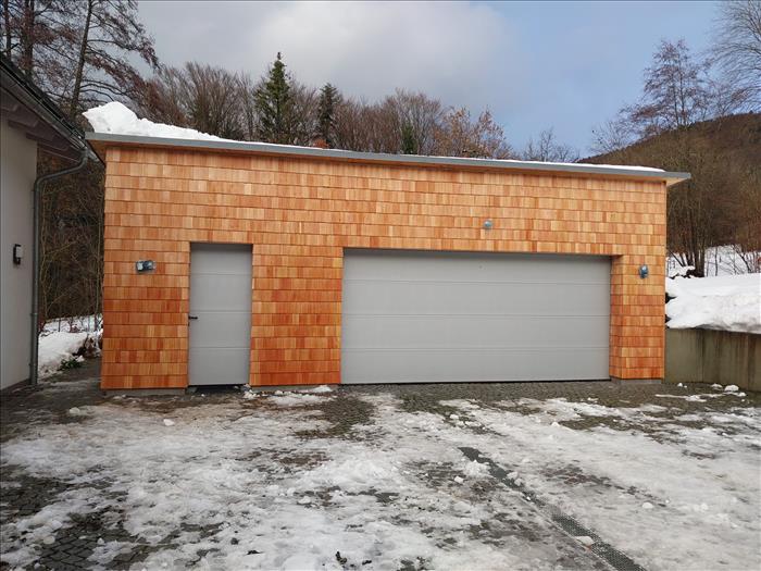 2023_Garage mit 40er Laerchenschindeln